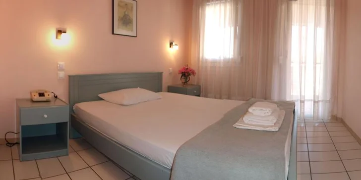Letecky na Chalkidiki: 8 dní v hotelu s polopenzí a bazénem 50 metrů od pláže