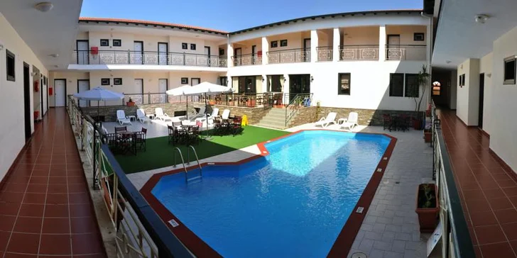 Letecky na Chalkidiki: 8 dní v hotelu s polopenzí a bazénem 50 metrů od pláže