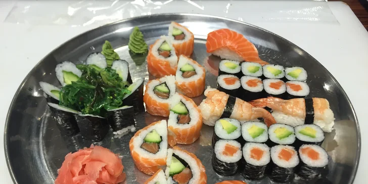 Vyladěné sushi sety: 16 nebo 36 rolek s tuňákem, lososem, krevetou či avokádem