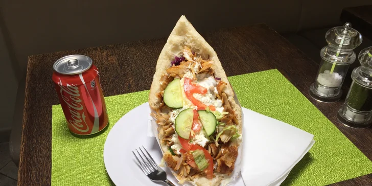 Mega döner nebo dürum s kuřecím masem a k tomu polévka nebo pití