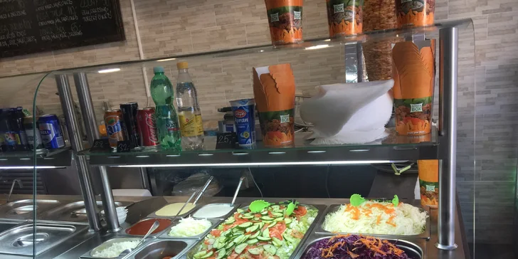 Mega döner nebo dürum s kuřecím masem a k tomu polévka nebo pití