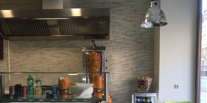 Mega döner nebo dürum s kuřecím masem a k tomu polévka nebo pití