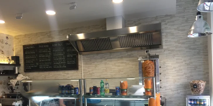 Mega döner nebo dürum s kuřecím masem a k tomu polévka nebo pití