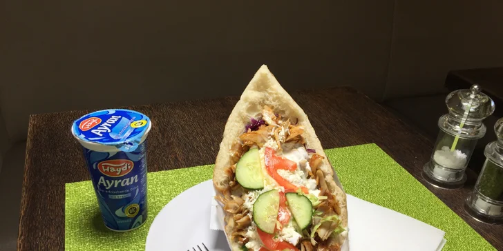 Mega döner nebo dürum s kuřecím masem a k tomu polévka nebo pití