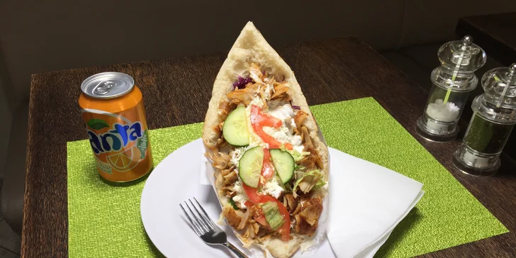 Mega döner nebo dürum s kuřecím masem a k tomu polévka nebo pití