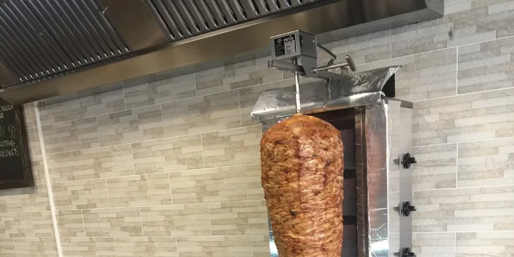 Mega döner nebo dürum s kuřecím masem a k tomu polévka nebo pití