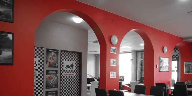 Legendární jízda až do vašeho žaludku: Grand Prix burger s hranolky a omáčkou