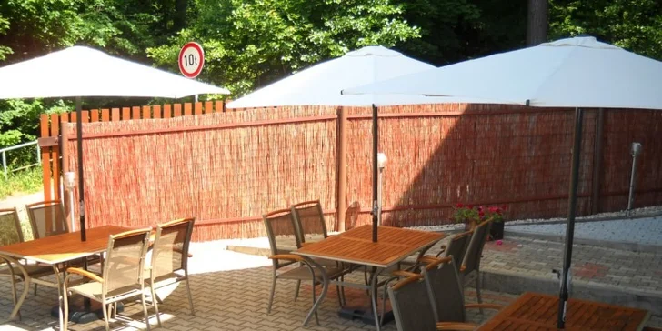 Francouzské kuřátko se salátem a dezertem