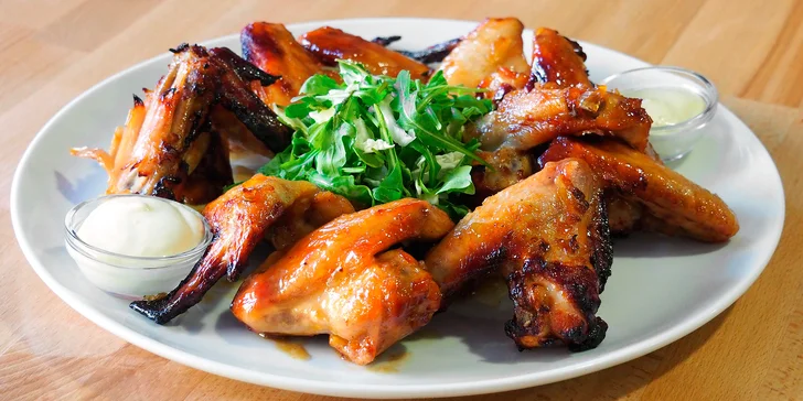 1 kg ohnivých křidélek pečených na medu, chilli a černém pivu s medovým dipem