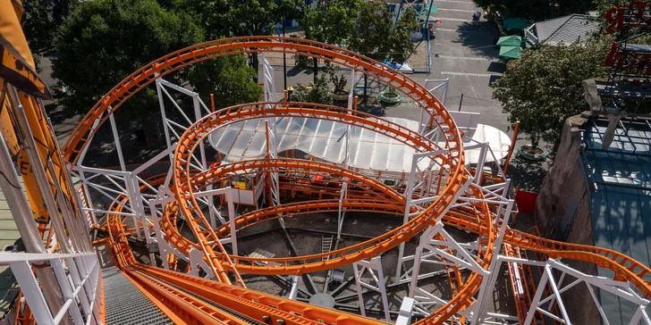 Počas jazdy vás do sedadiel pritlačí 4,8-násobná gravitačná sila. Trasa má dĺžku 550 metrov.