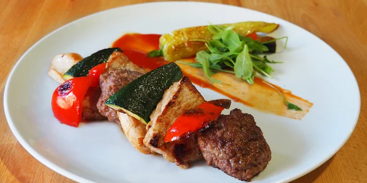 Z grilu rovnou na váš stůl: tři druhy masa a porce zeleniny pro 2 osoby