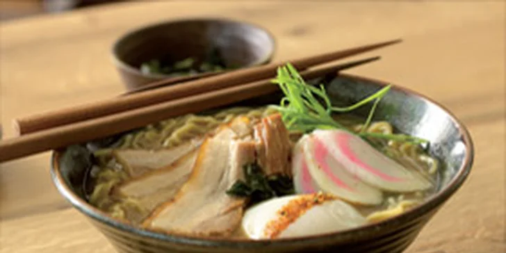 Gurmánský set v autentické sushi restauraci: vydatná polévka ramen a 24 rolek