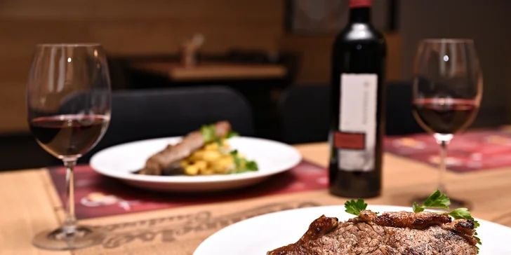 Skvělé jídlo pro 2 v centru Prahy: Grilovaný rump steak s přílohou i vínem