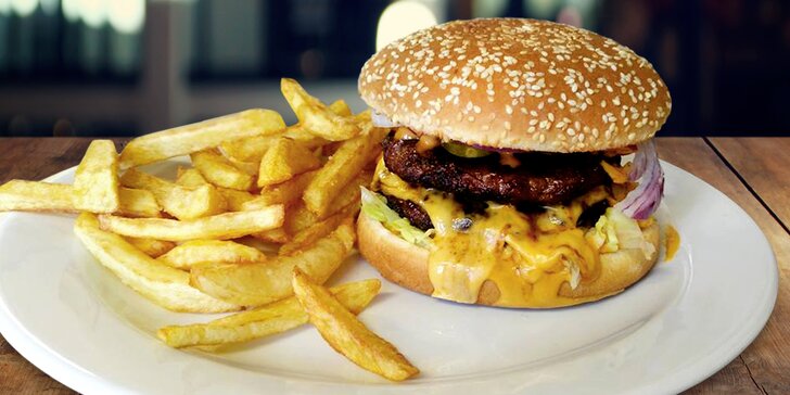 Americká klasika: dva burgery s 200 gramy hovězího, domácí hranolky a Pepsi