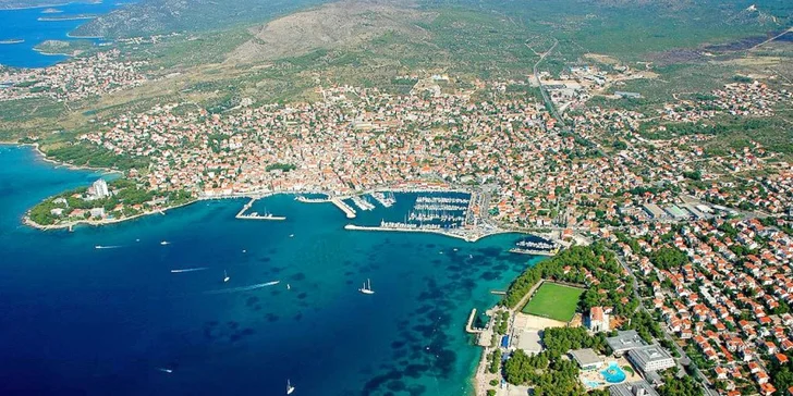 Vodice v Chorvatsku: 7 nocí v apartmánu s dopravou + dítě do 4,99 let zdarma