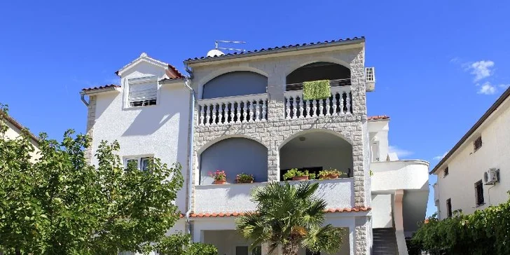 Vodice v Chorvatsku: 7 nocí v apartmánu s dopravou + dítě do 4,99 let zdarma