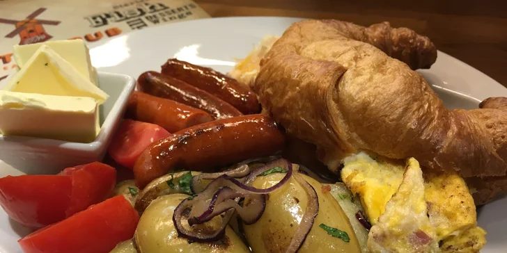 Pořádná americká snídaně: omeleta, brambory, klobása i fresh a káva