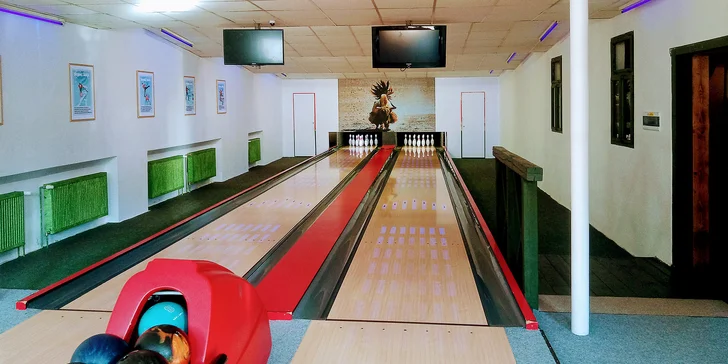 Na jedné ze dvou drah si můžete zahrát i bowling.
