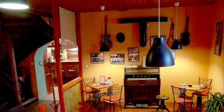 Masová hostina pro partu přátel: kilo křídel a hovězí tatarák v centru Liberce