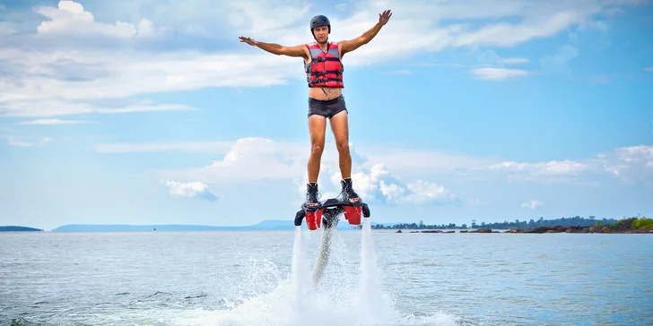 Adrenalinový zážitek na Flyboardu: instruktáž, pomůcky a 10 minut letu