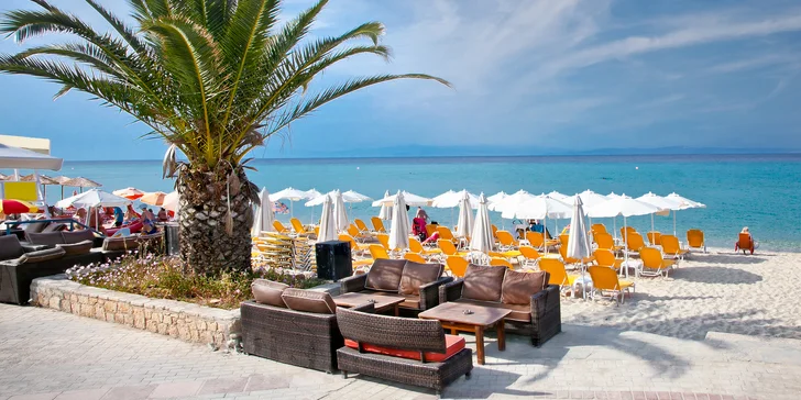 Letecky na Chalkidiki: 8 dní v hotelu s polopenzí a bazénem 50 metrů od pláže