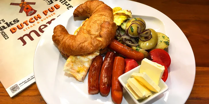 Pořádná americká snídaně: omeleta, brambory, klobása i fresh a káva