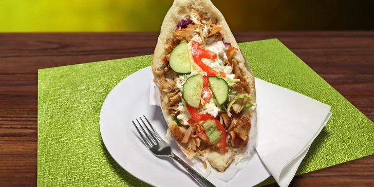 Mega döner nebo dürum s kuřecím masem a k tomu polévka nebo pití