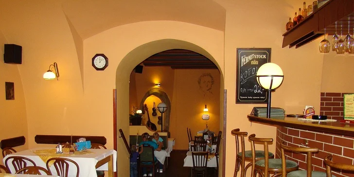 Dvě čerstvé pizzy v italské restauraci v centru Plzně