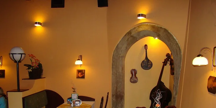 Dvě čerstvé pizzy v italské restauraci v centru Plzně