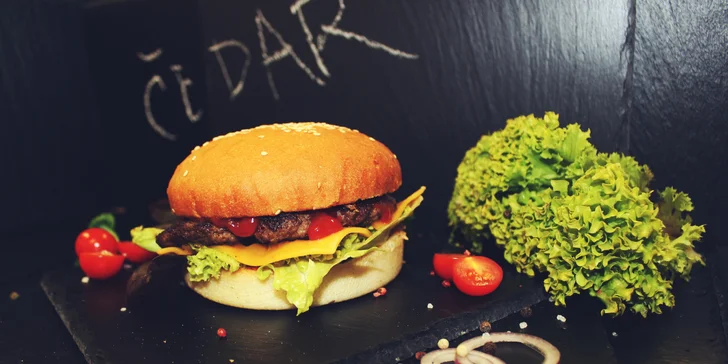 Dva burgery z lokálních zdrojů: maso od řezníka či vege a hranolky nebo salát