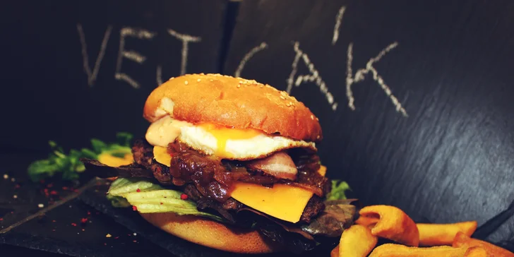 Dva burgery z lokálních zdrojů: maso od řezníka či vege a hranolky nebo salát