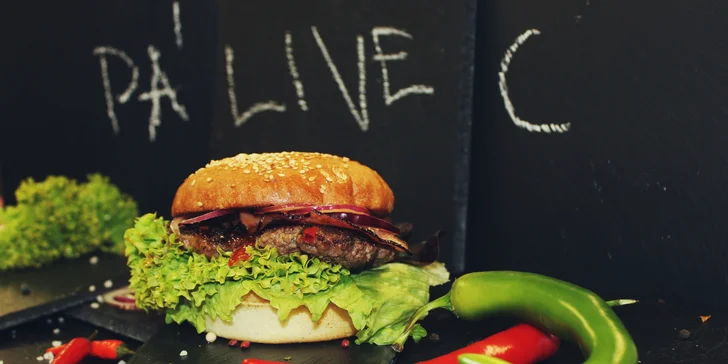 Dva burgery z lokálních zdrojů: maso od řezníka či vege a hranolky nebo salát