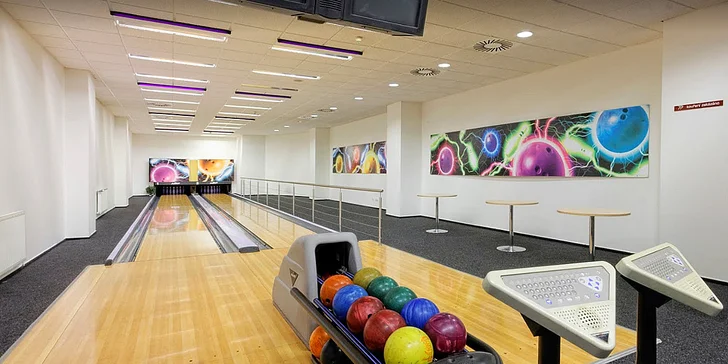 Hodina bowlingu v centru Éčko až pro 6 osob: profi dráhy a zapůjčení obuvi