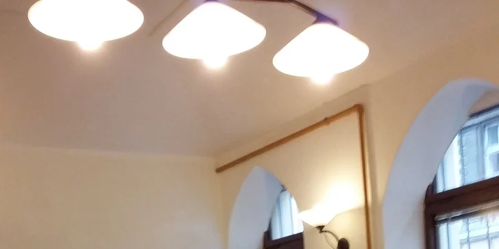 Snídaňový raut plný dobrot: džusy, šunky, sýry, vajíčka, ovoce, káva i čaj