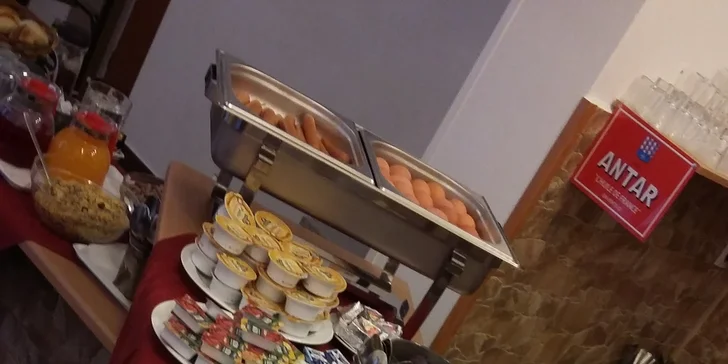 Snídaňový raut plný dobrot: džusy, šunky, sýry, vajíčka, ovoce, káva i čaj