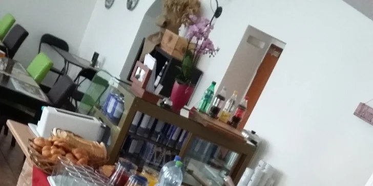 Snídaňový raut plný dobrot: džusy, šunky, sýry, vajíčka, ovoce, káva i čaj
