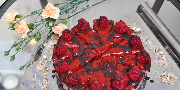 Malostranská siesta: Libovolný teplý nápoj a báječný raw dort dělaný s láskou