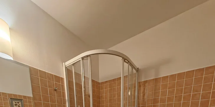 Každý pokoj má vlastní koupelnu se sprchou a WC.