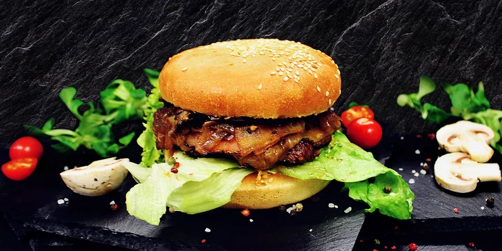 Dva burgery z lokálních zdrojů: maso od řezníka či vege a hranolky nebo salát