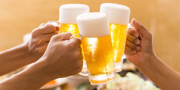 Tři půllitry točeného Radegastu s nadýchanou pěnovou čepicí