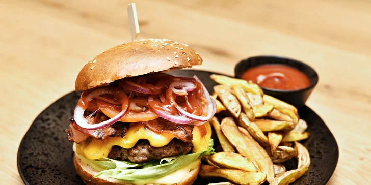 Burgerové menu ve steampunkové ponorce: výběr ze tří druhů pro 1, 2 nebo 4
