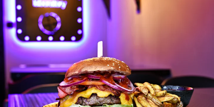 Burgerové menu ve steampunkové ponorce: výběr ze tří druhů pro 1, 2 nebo 4