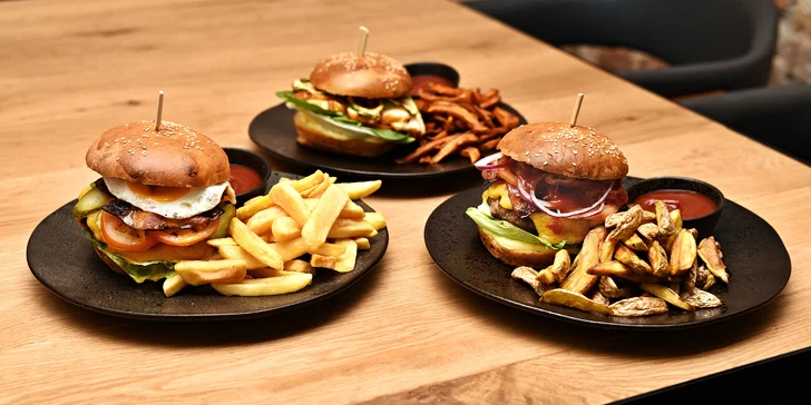 Burgerové menu ve steampunkové ponorce: výběr ze tří druhů pro 1, 2 nebo 4