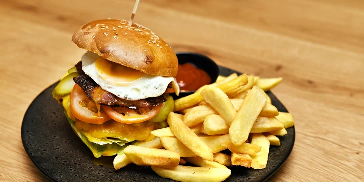 Burgerové menu ve steampunkové ponorce: výběr ze tří druhů pro 1, 2 nebo 4