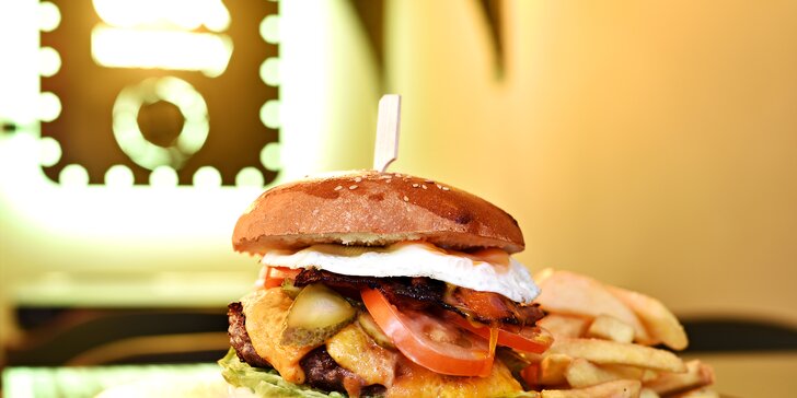 Burgerové menu ve steampunkové ponorce: výběr ze tří druhů pro 1, 2 nebo 4