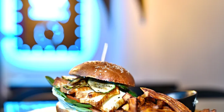 Burgerové menu ve steampunkové ponorce: výběr ze tří druhů pro 1, 2 nebo 4