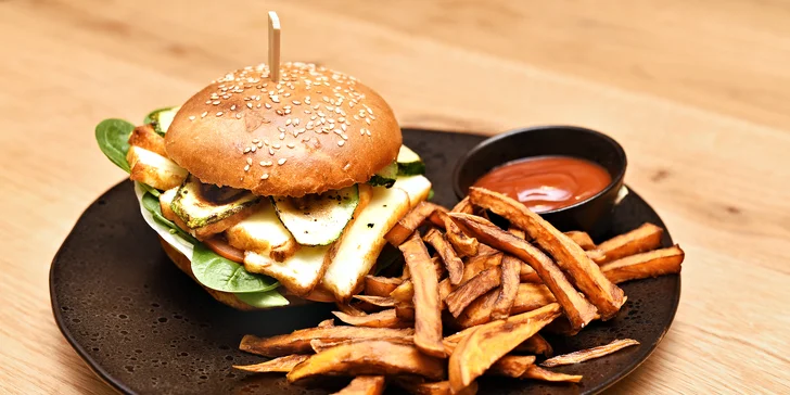 Burgerové menu ve steampunkové ponorce: výběr ze tří druhů pro 1, 2 nebo 4