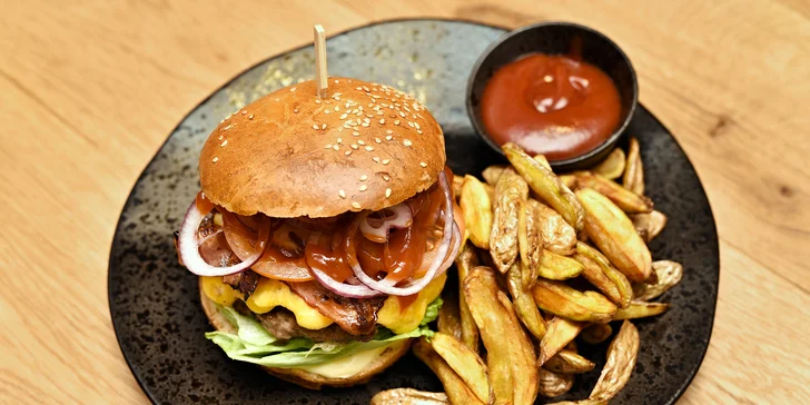 Burgerové menu ve steampunkové ponorce: výběr ze tří druhů pro 1, 2 nebo 4