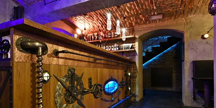 Burgerové menu ve steampunkové ponorce: výběr ze tří druhů pro 1, 2 nebo 4