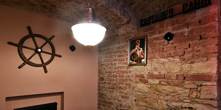 Burgerové menu ve steampunkové ponorce: výběr ze tří druhů pro 1, 2 nebo 4